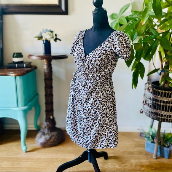 NWT Hollister Ditsy Daisy Puff-Sleeve Wrap Mini Dress Size XS Navy Floral - Picture 10 of 14